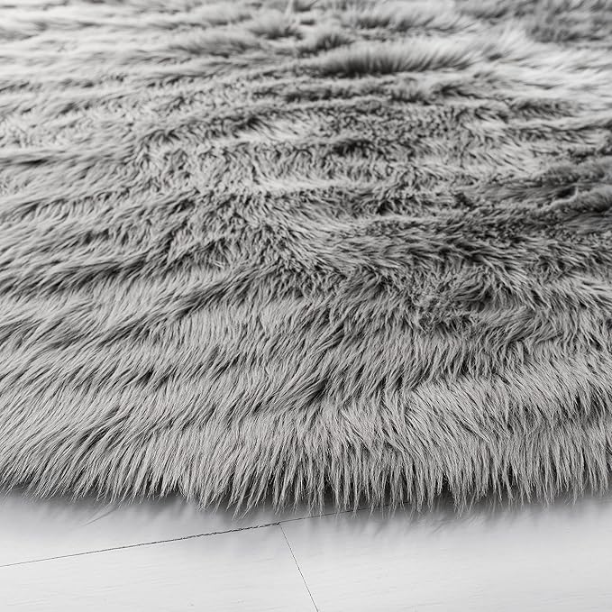 SAFAVIEH Faux Sheep Skin Collection Area Rug - 4' Round, Grey, Silken Glam Design, Non-Shedding & Easy Care, 2.35-inch Thick Ideal for High Traffic Areas in Living Room, Bedroom (FSS235D)