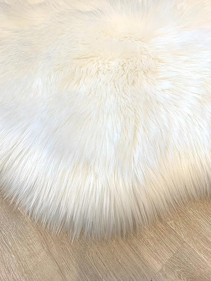 LAMBZY Faux Sheepskin Super Soft Hypoallergenic Silky Shag Rug for Living Room, Kids Room, Sofa (Quarto 4 Pelts 4'x6', White)