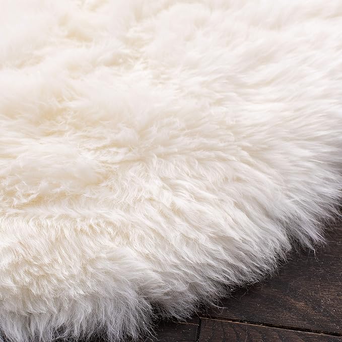 SAFAVIEH Sheep Skin Collection Area Rug - 5'5" x 7'7", White, Handmade Rustic Glam Genuine Pelt, 3.4-inch Thick Ideal for High Traffic Areas in Living Room, Bedroom (SHS121A)