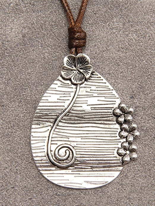 Leather Necklace for Women Boho Choker Necklace Long Cord Leather Pendant Bohemian Neckalce Vintage Alloy Pendant Leather Rope Necklace Wooden Necklaces for Women