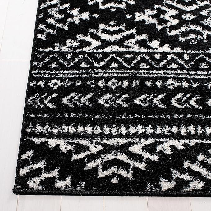 SAFAVIEH Tulum Collection Area Rug - 5'3" x 7'6", Black & Ivory, Moroccan Boho Tribal Design, Non-Shedding & Easy to Clean, Ideal for Living Room, Bedroom, Dining Space (TUL272Z)
