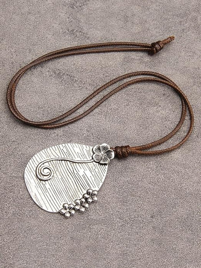 Leather Necklace for Women Boho Choker Necklace Long Cord Leather Pendant Bohemian Neckalce Vintage Alloy Pendant Leather Rope Necklace Wooden Necklaces for Women